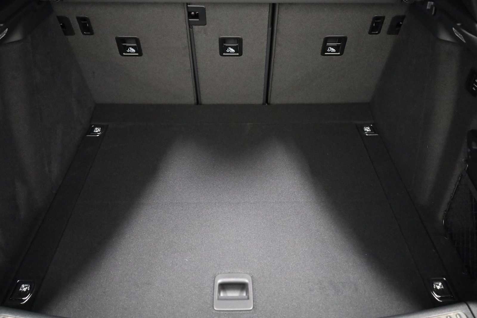 Thumbnail: 2026 Porsche Macan - 41