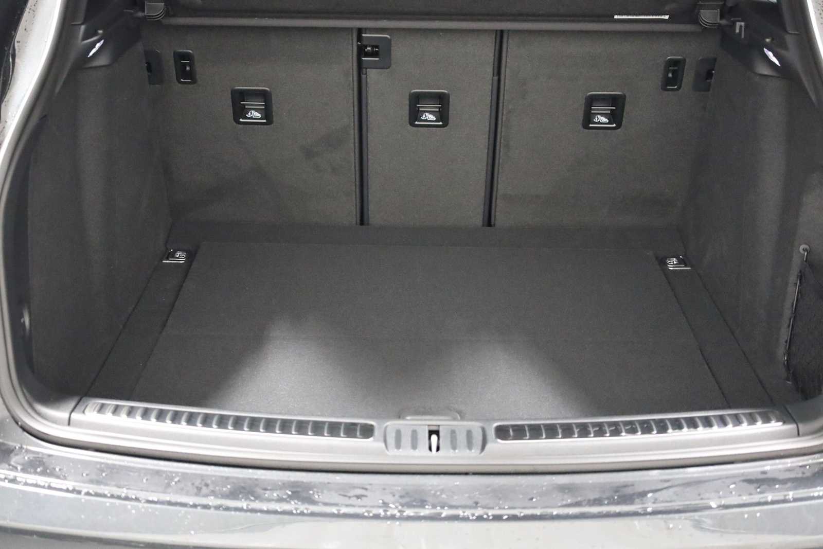 Thumbnail: 2026 Porsche Macan - 40