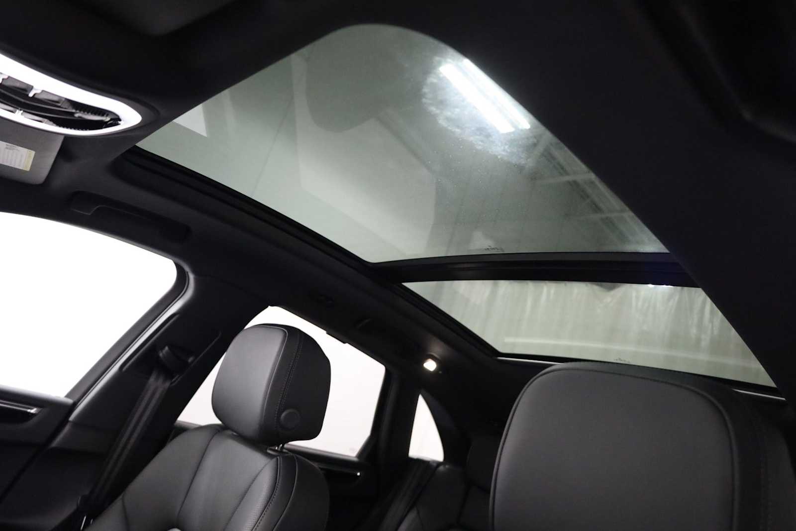 Thumbnail: 2025 Porsche Macan - 20