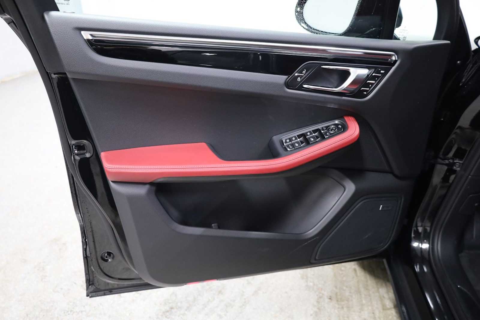 Thumbnail: 2025 Porsche Macan - 16