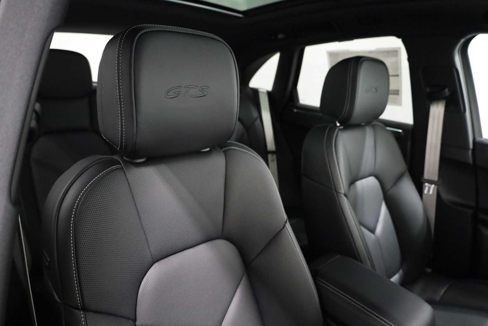 Thumbnail: 2026 Porsche Macan - 22