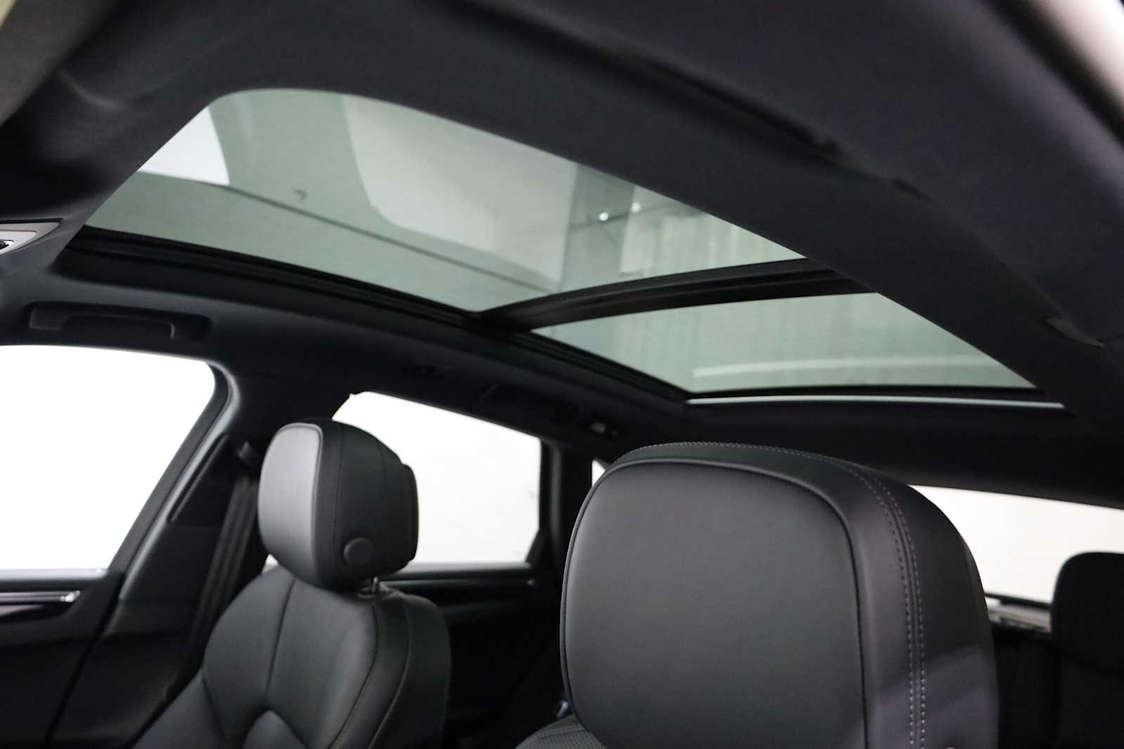 Thumbnail: 2026 Porsche Macan - 20