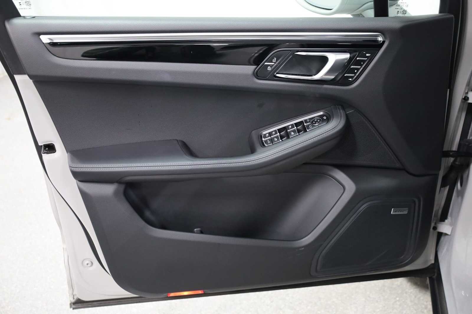 Thumbnail: 2025 Porsche Macan - 16