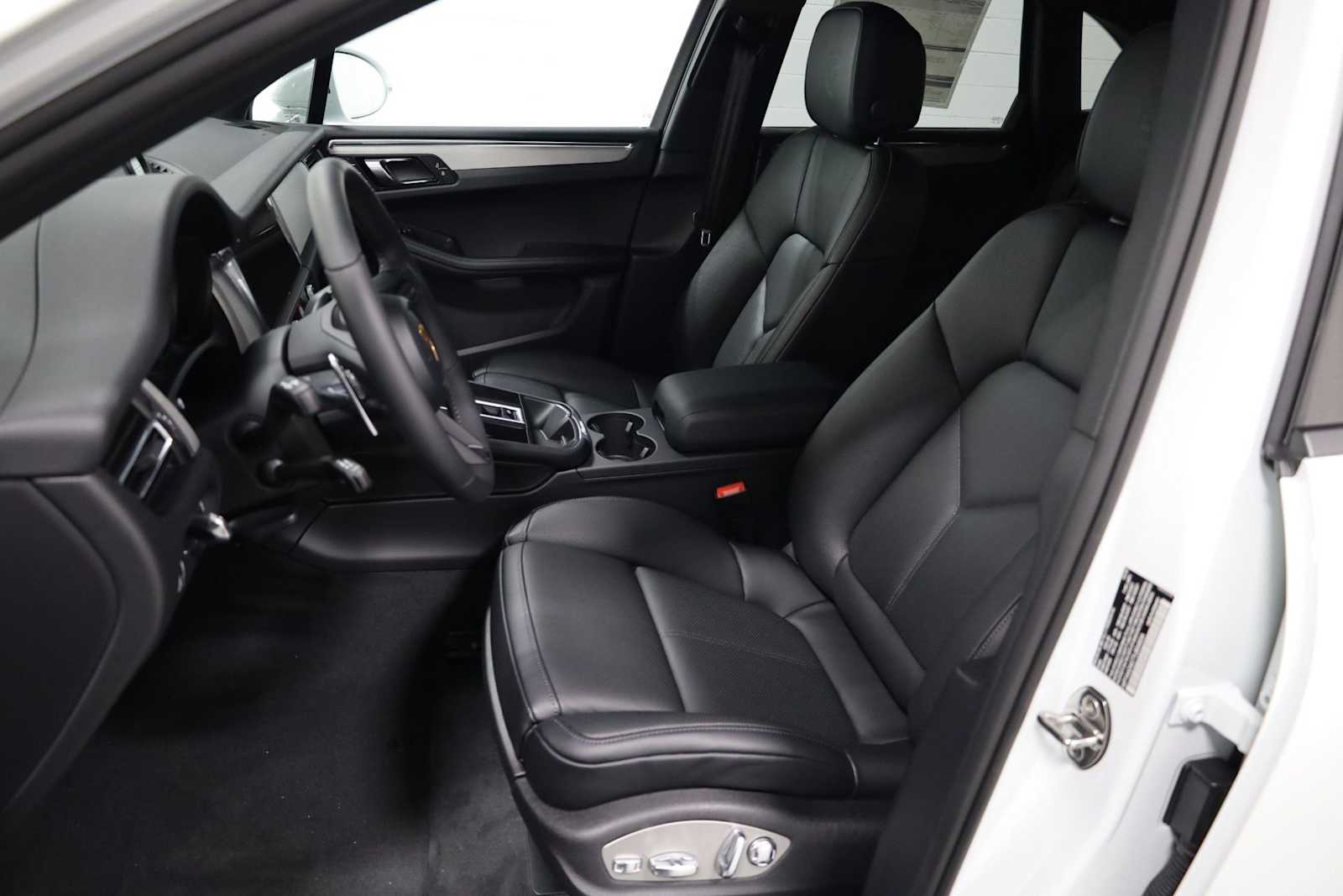 Thumbnail: 2026 Porsche Macan - 5