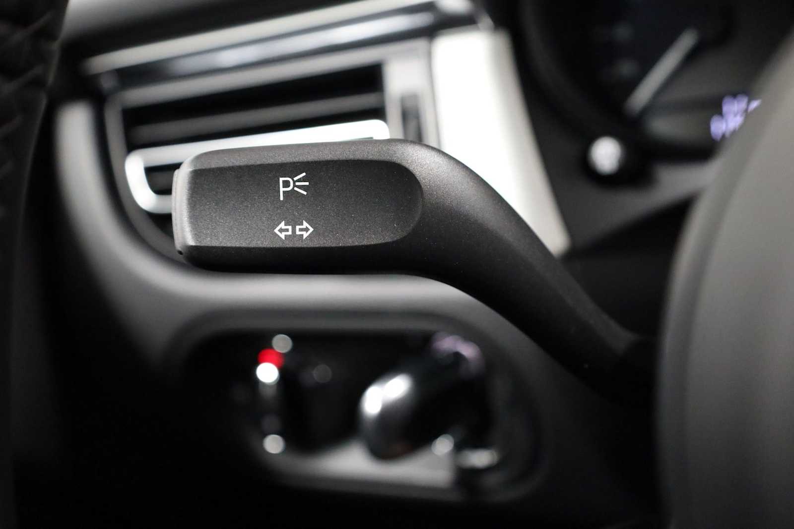 Thumbnail: 2026 Porsche Macan - 31