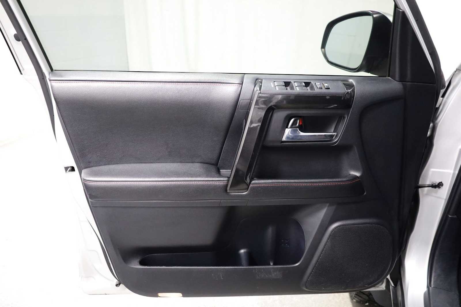 Thumbnail: 2014 Toyota 4Runner - 16