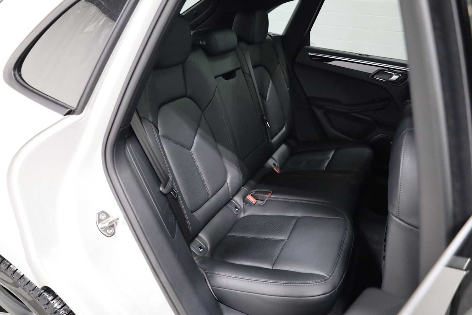 Thumbnail: 2025 Porsche Macan - 37