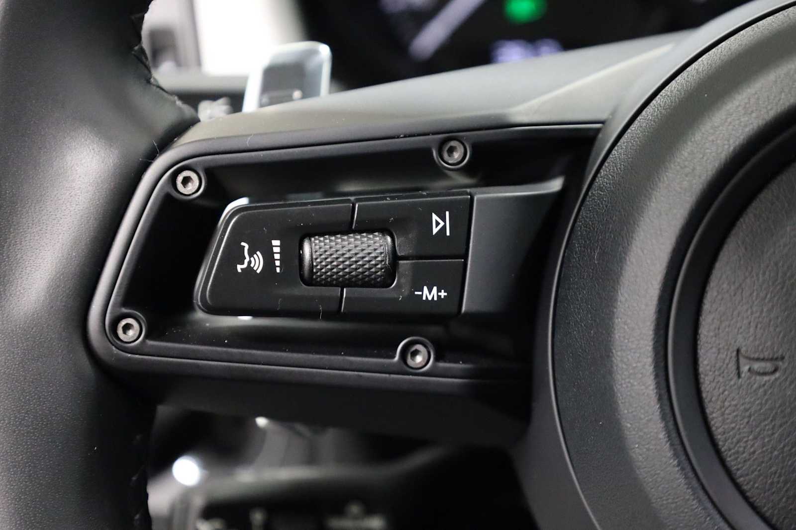 Thumbnail: 2026 Porsche Macan - 27