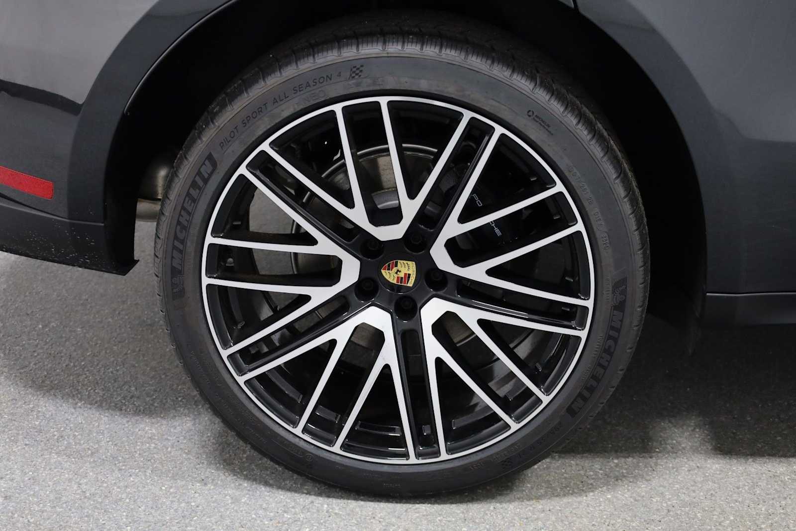 Thumbnail: 2026 Porsche Macan - 38