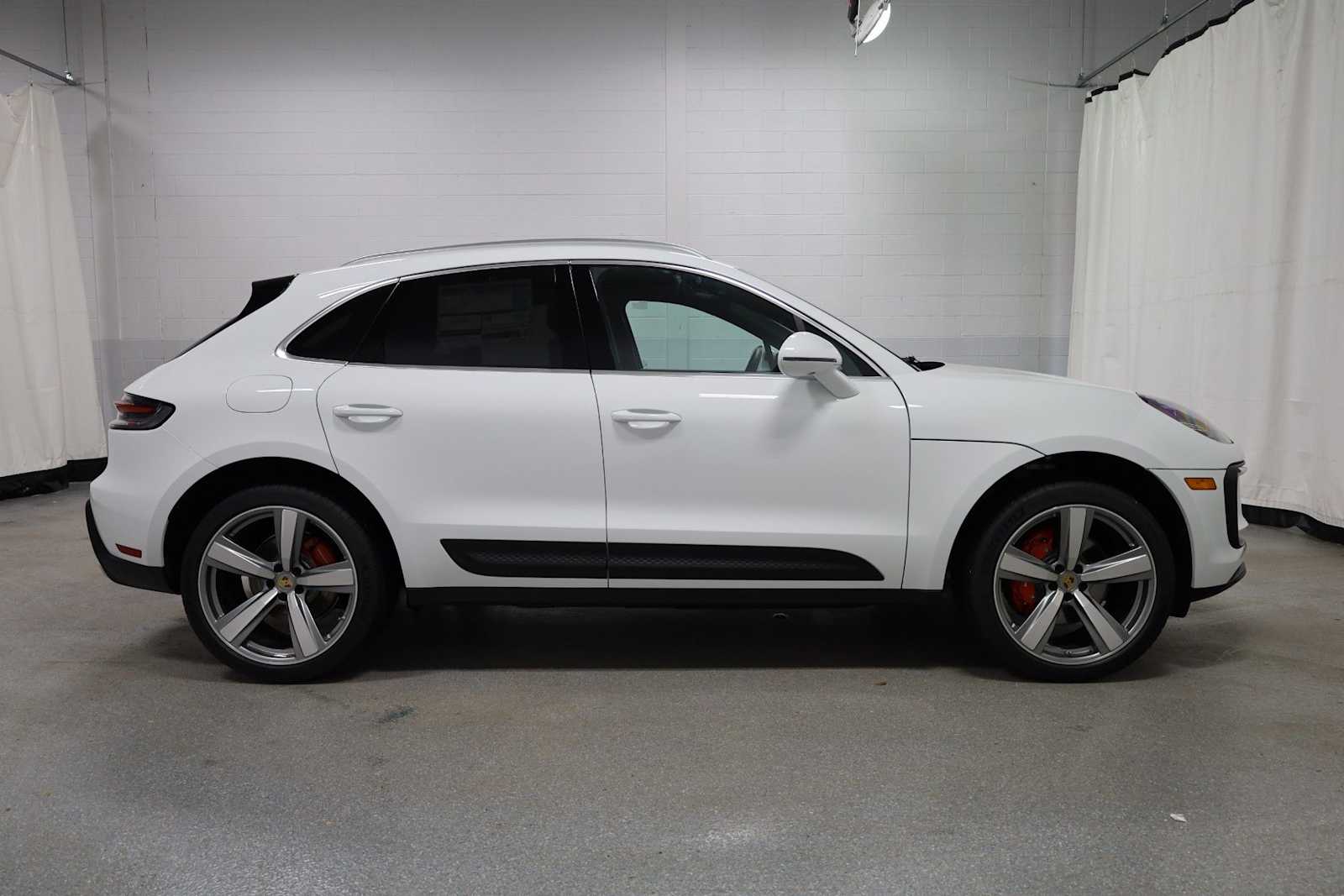 Thumbnail: 2026 Porsche Macan - 10