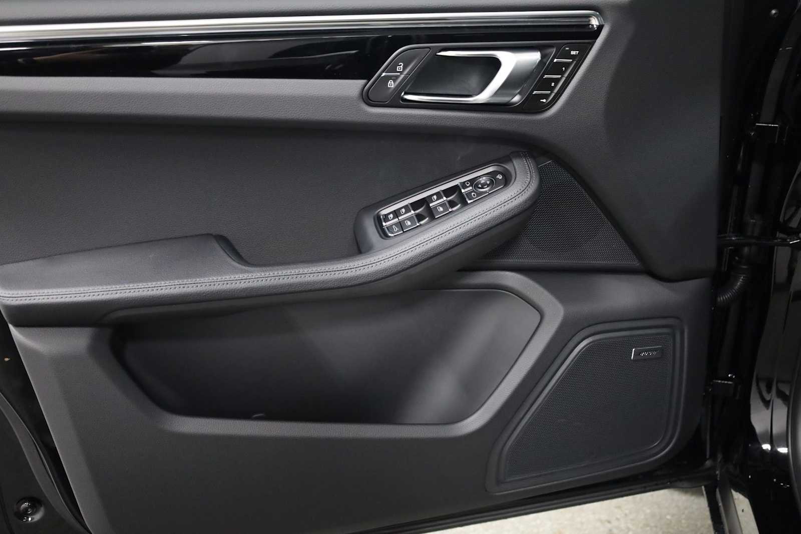 Thumbnail: 2026 Porsche Macan - 17