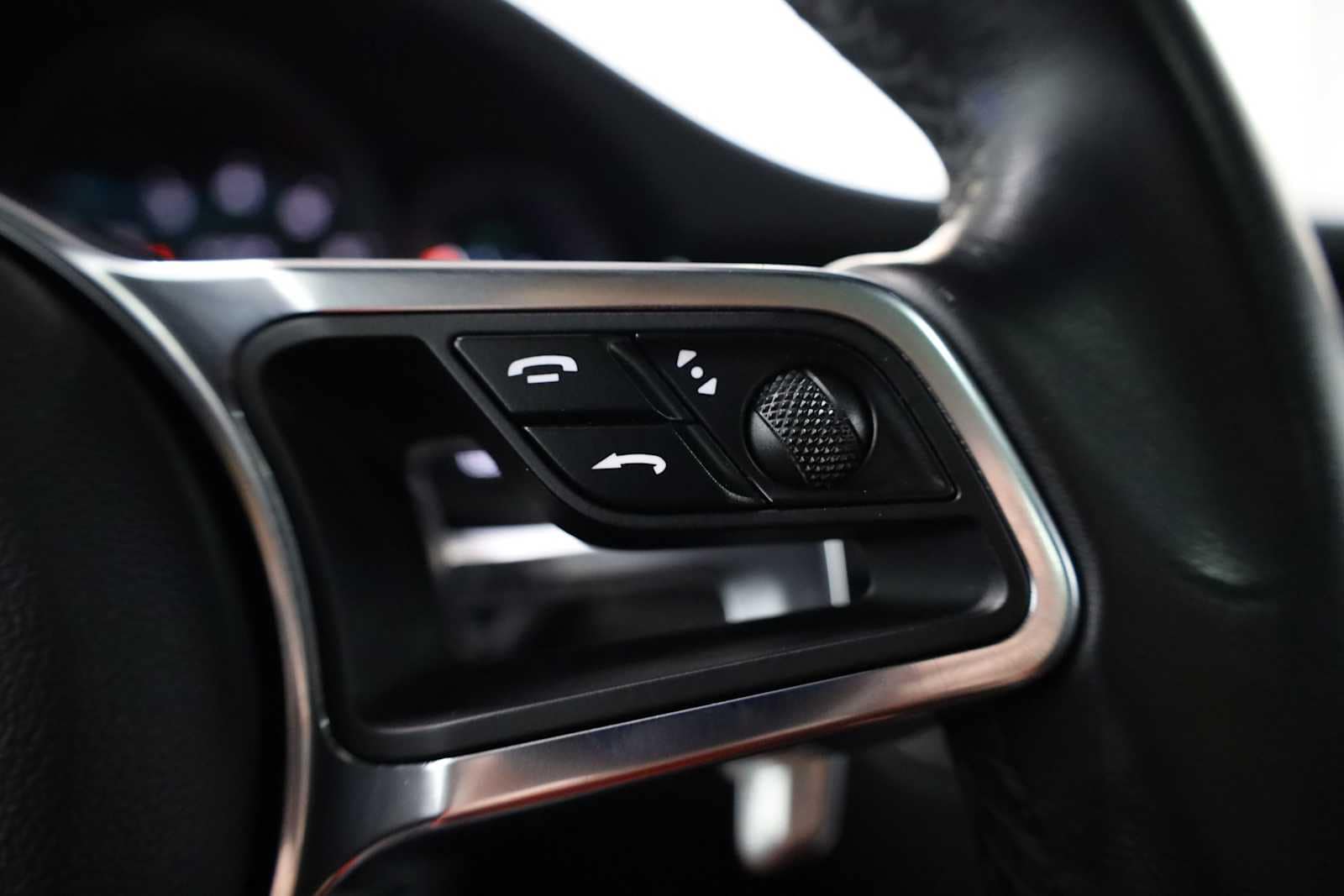 Thumbnail: 2017 Porsche Macan - 27