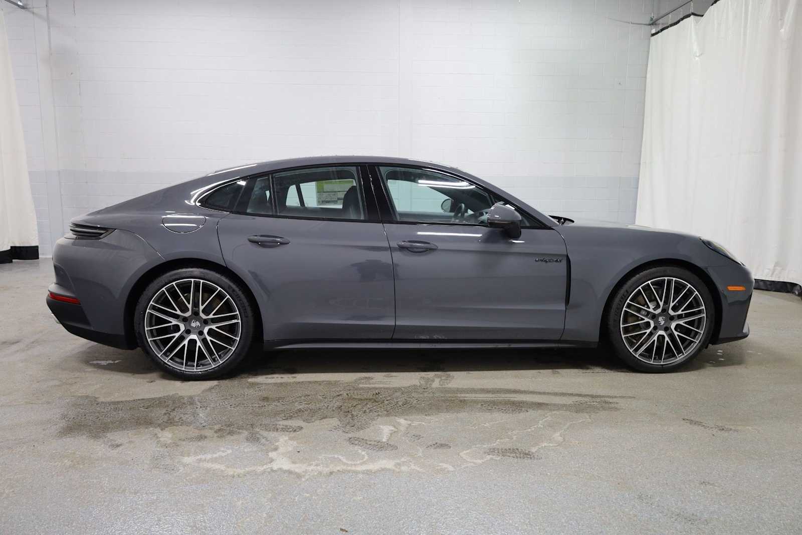 Thumbnail: 2026 Porsche Panamera - 10