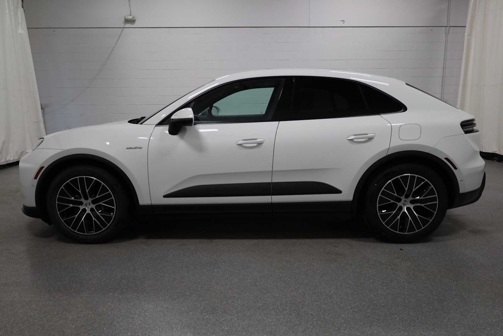 Thumbnail: 2025 Porsche Macan - 2