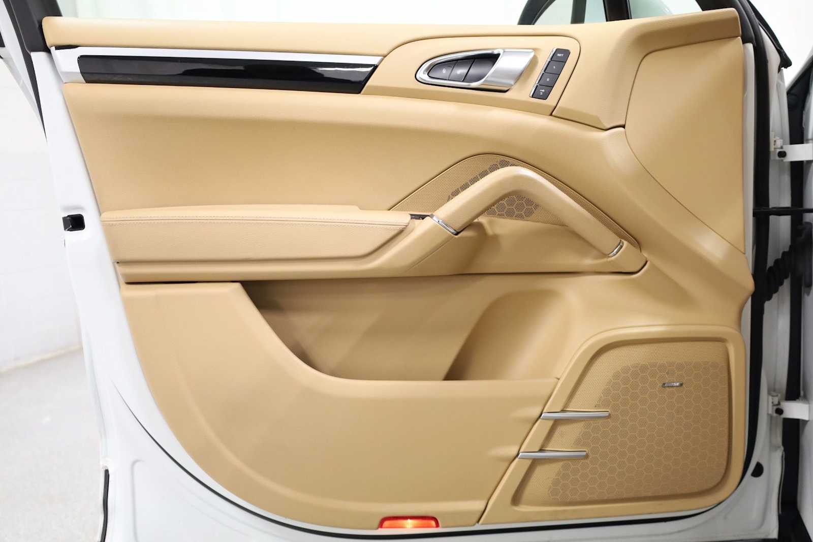 Thumbnail: 2014 Porsche Cayenne - 16
