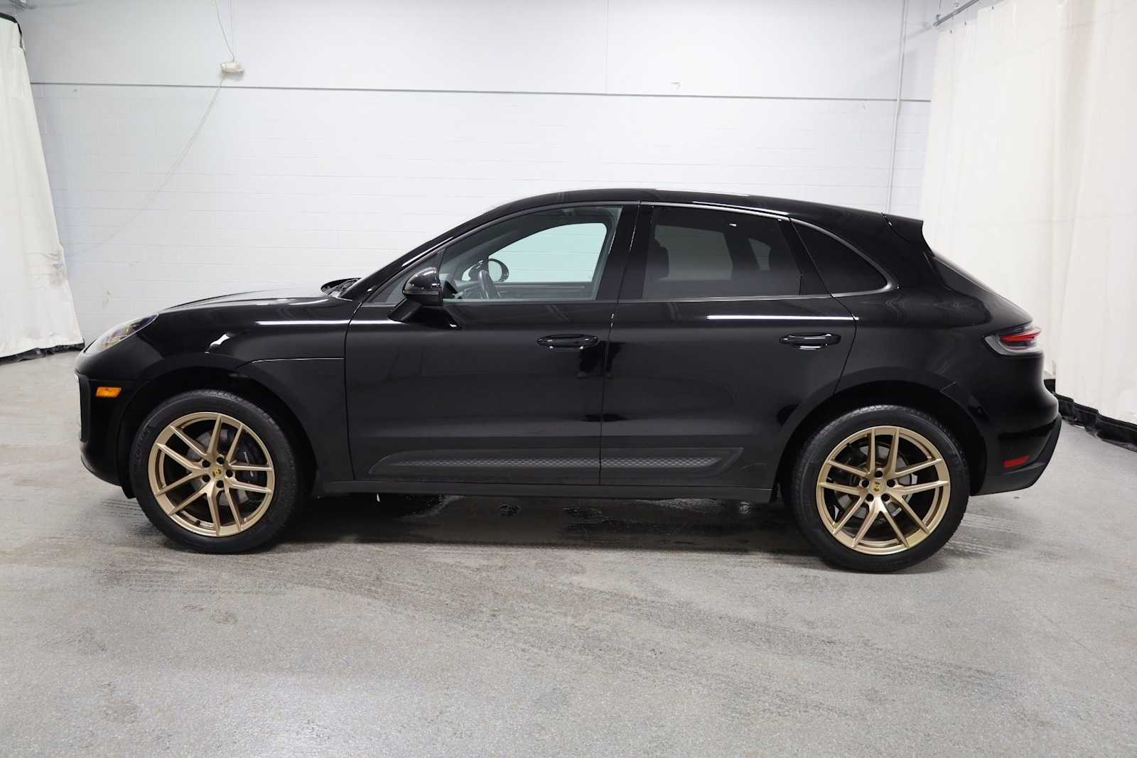 Thumbnail: 2023 Porsche Macan - 2