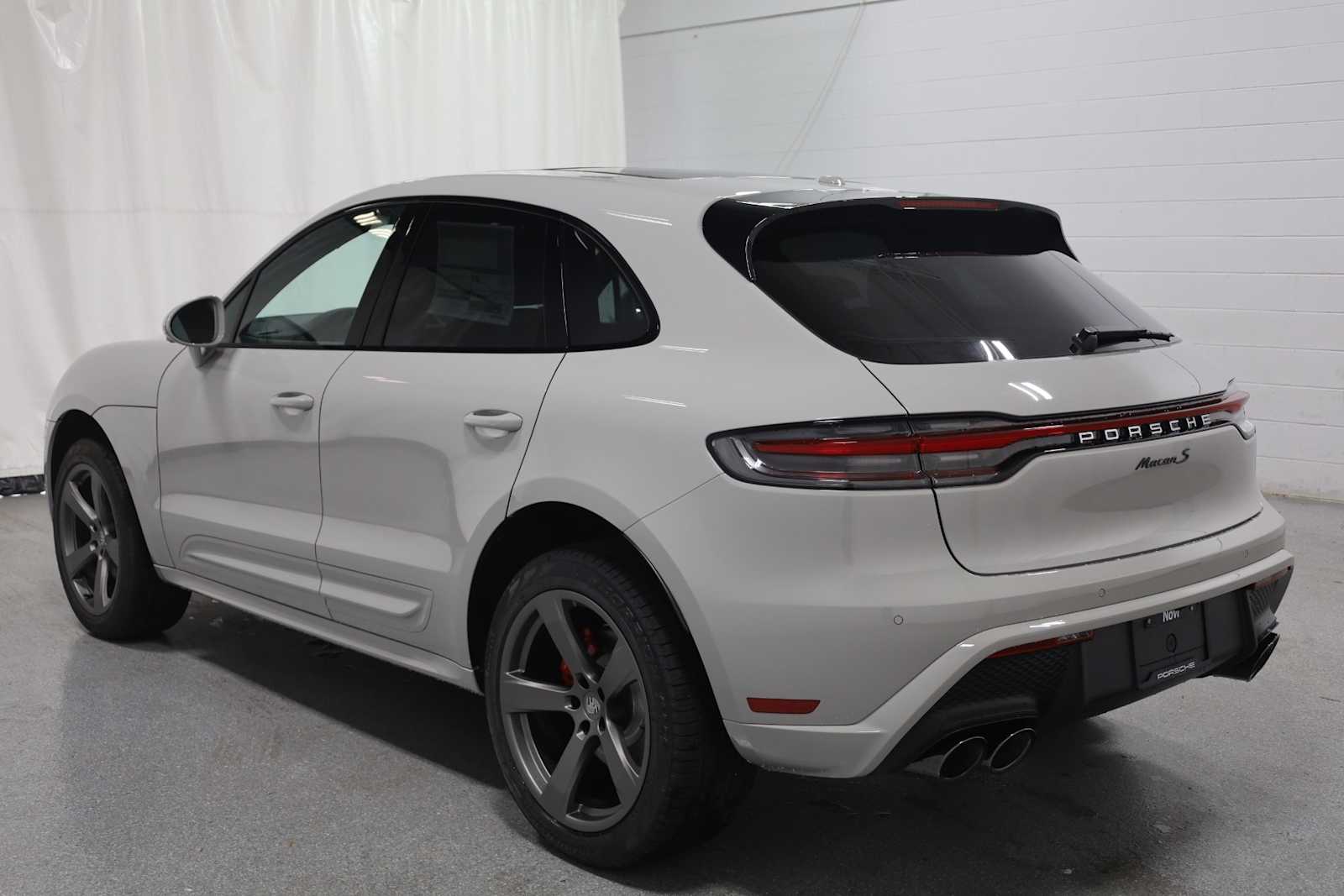 Thumbnail: 2025 Porsche Macan - 3