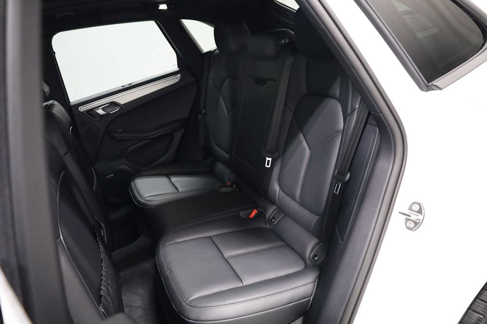 Thumbnail: 2026 Porsche Macan - 36