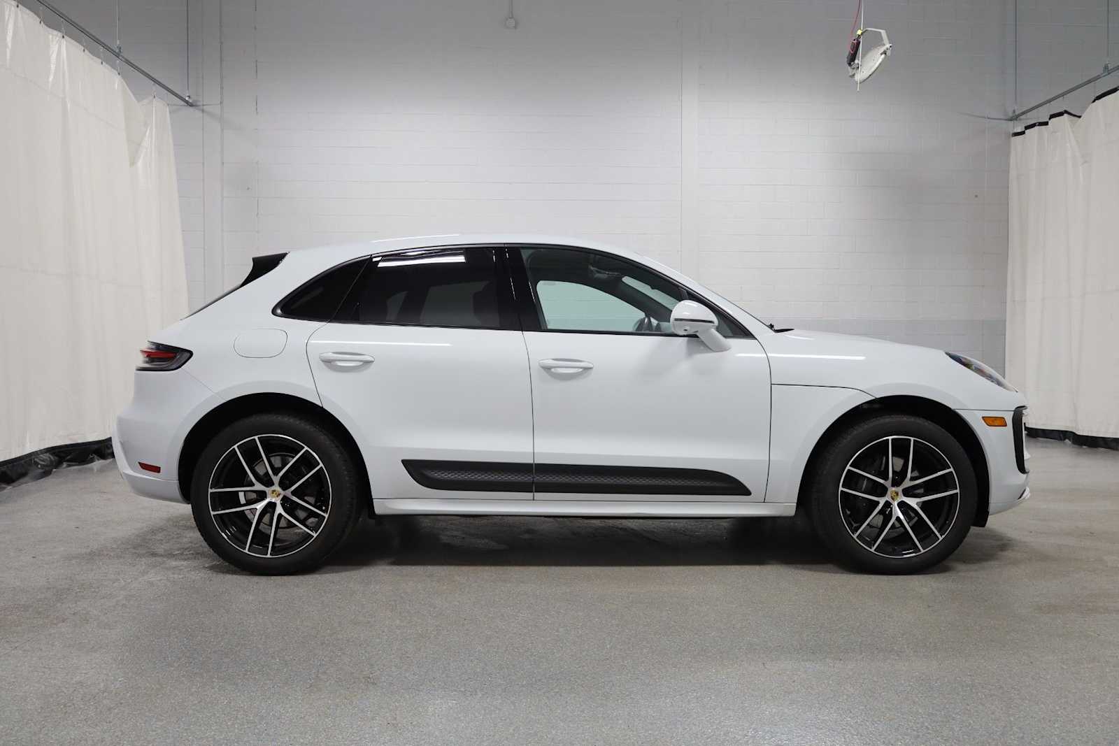 Thumbnail: 2023 Porsche Macan - 10