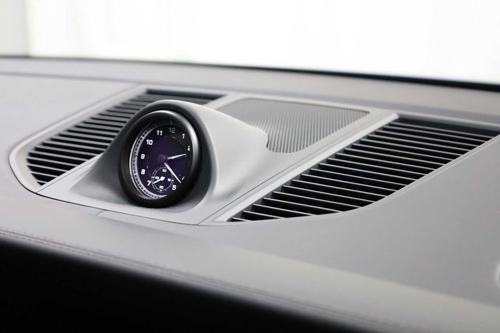 Thumbnail: 2026 Porsche Macan - 23