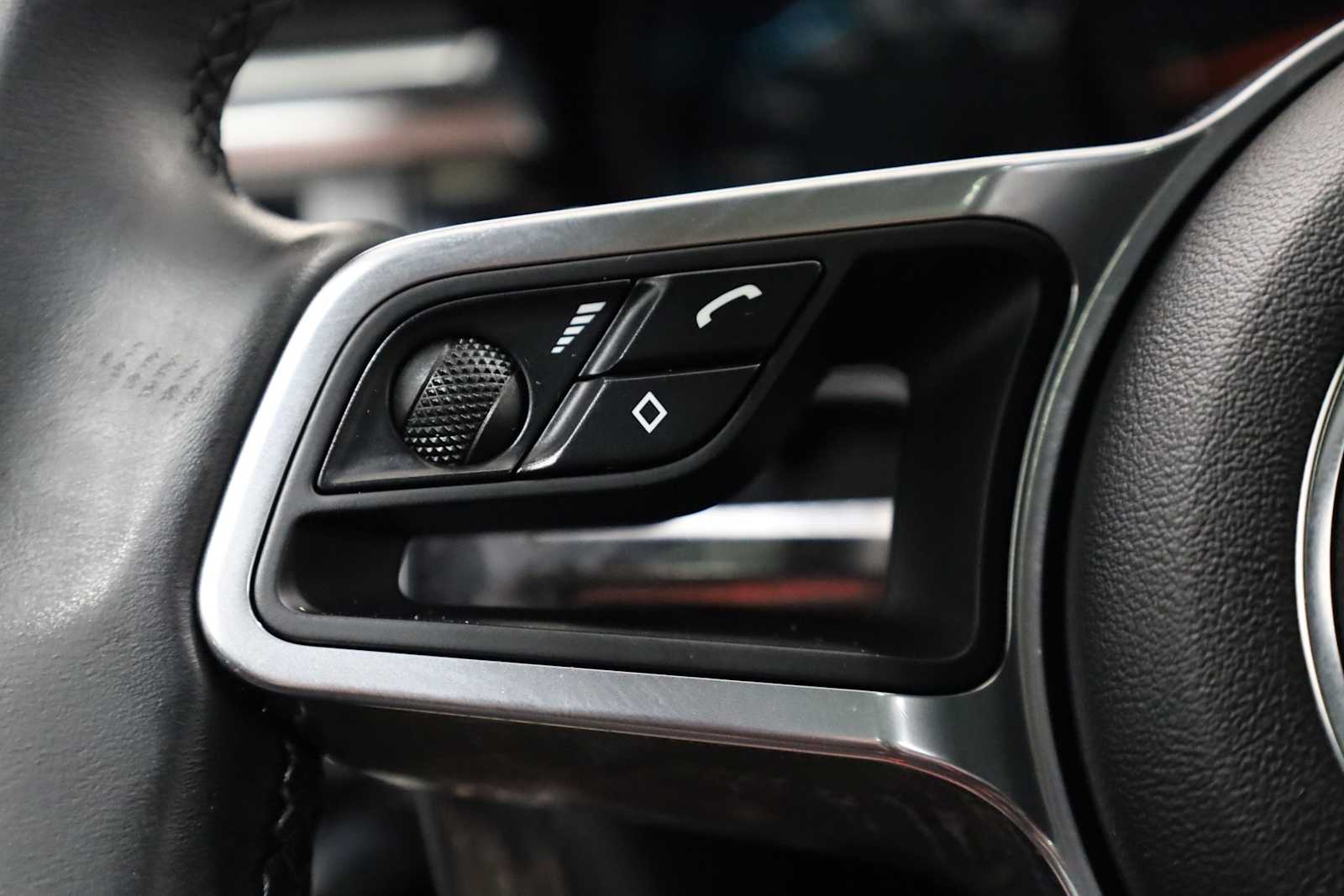 Thumbnail: 2020 Porsche Macan - 26
