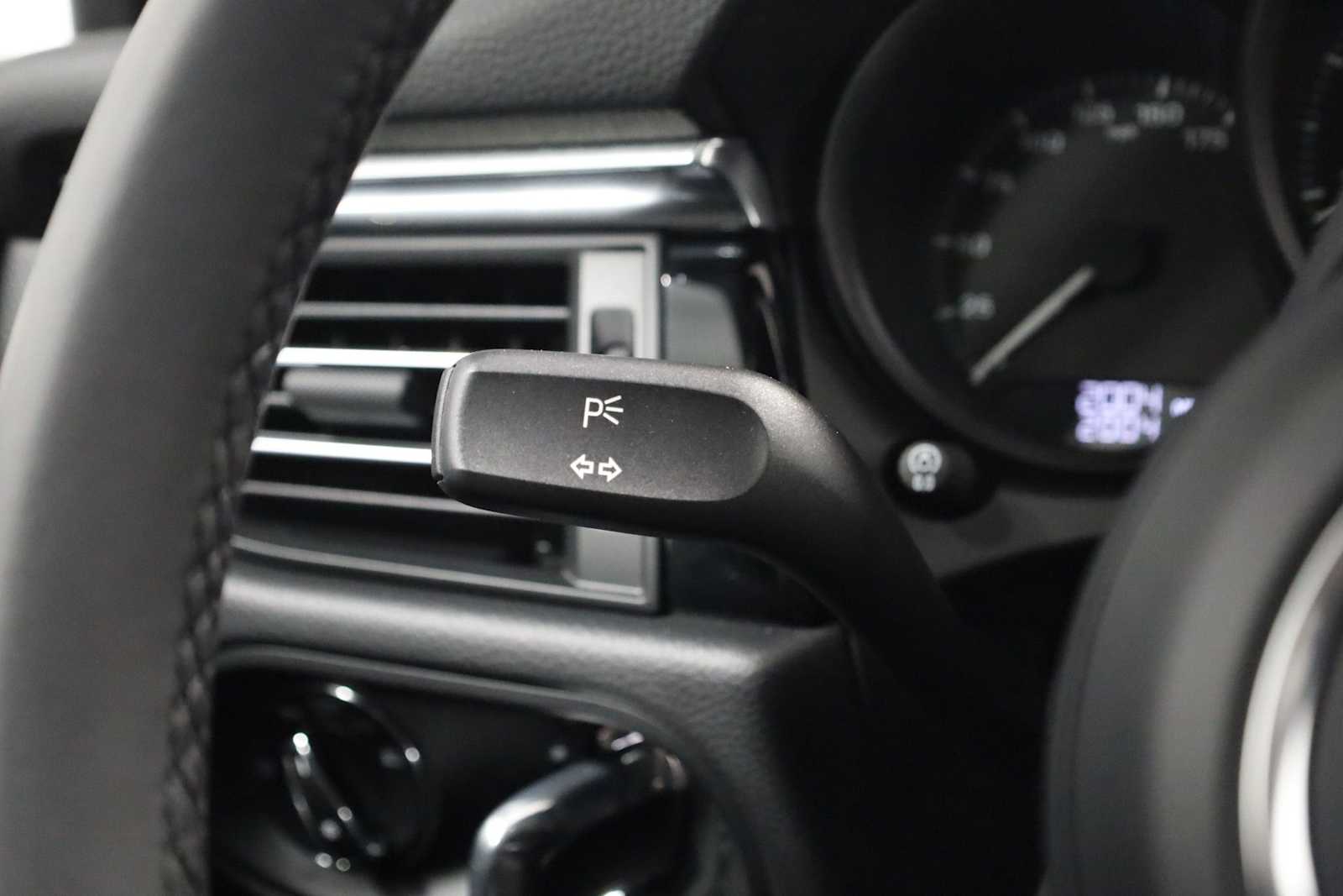 Thumbnail: 2026 Porsche Macan - 31