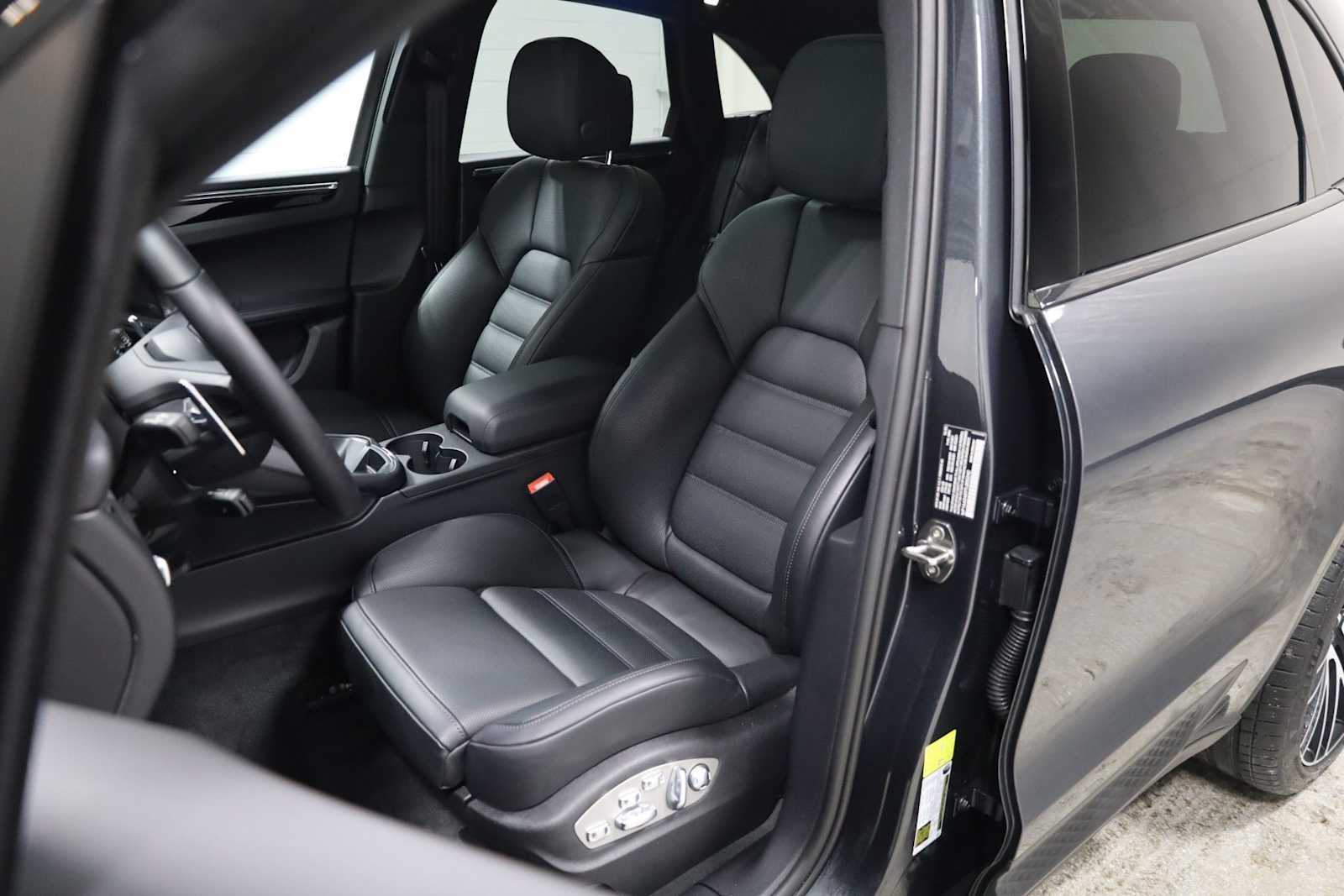 Thumbnail: 2026 Porsche Macan - 5