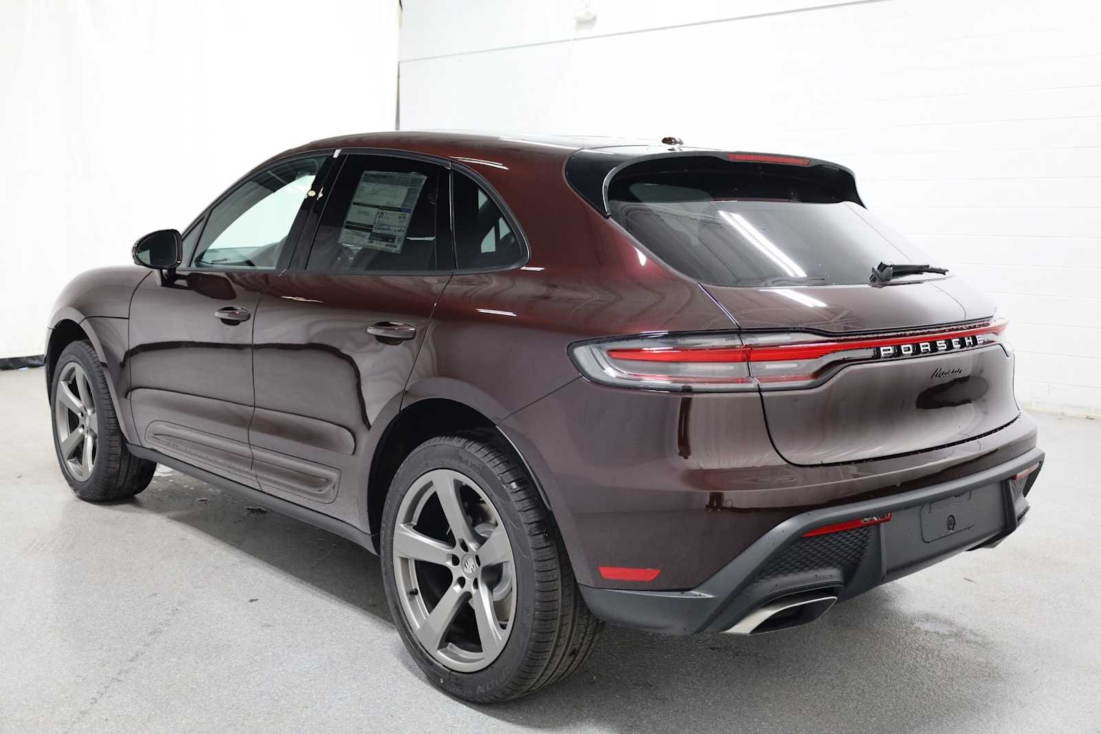 Thumbnail: 2025 Porsche Macan - 3