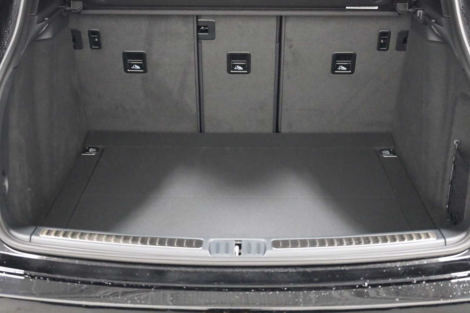 Thumbnail: 2026 Porsche Macan - 41