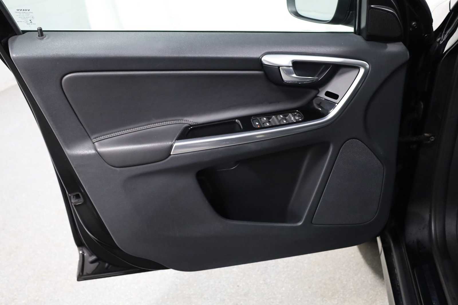 Thumbnail: 2016 Volvo XC60 - 16