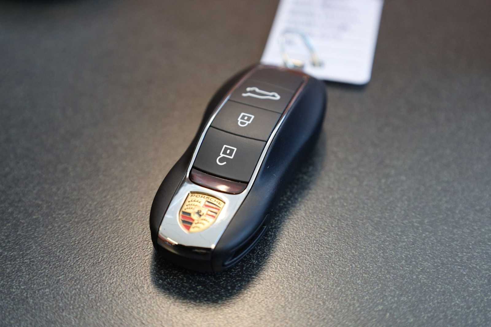 Thumbnail: 2026 Porsche Macan - 43