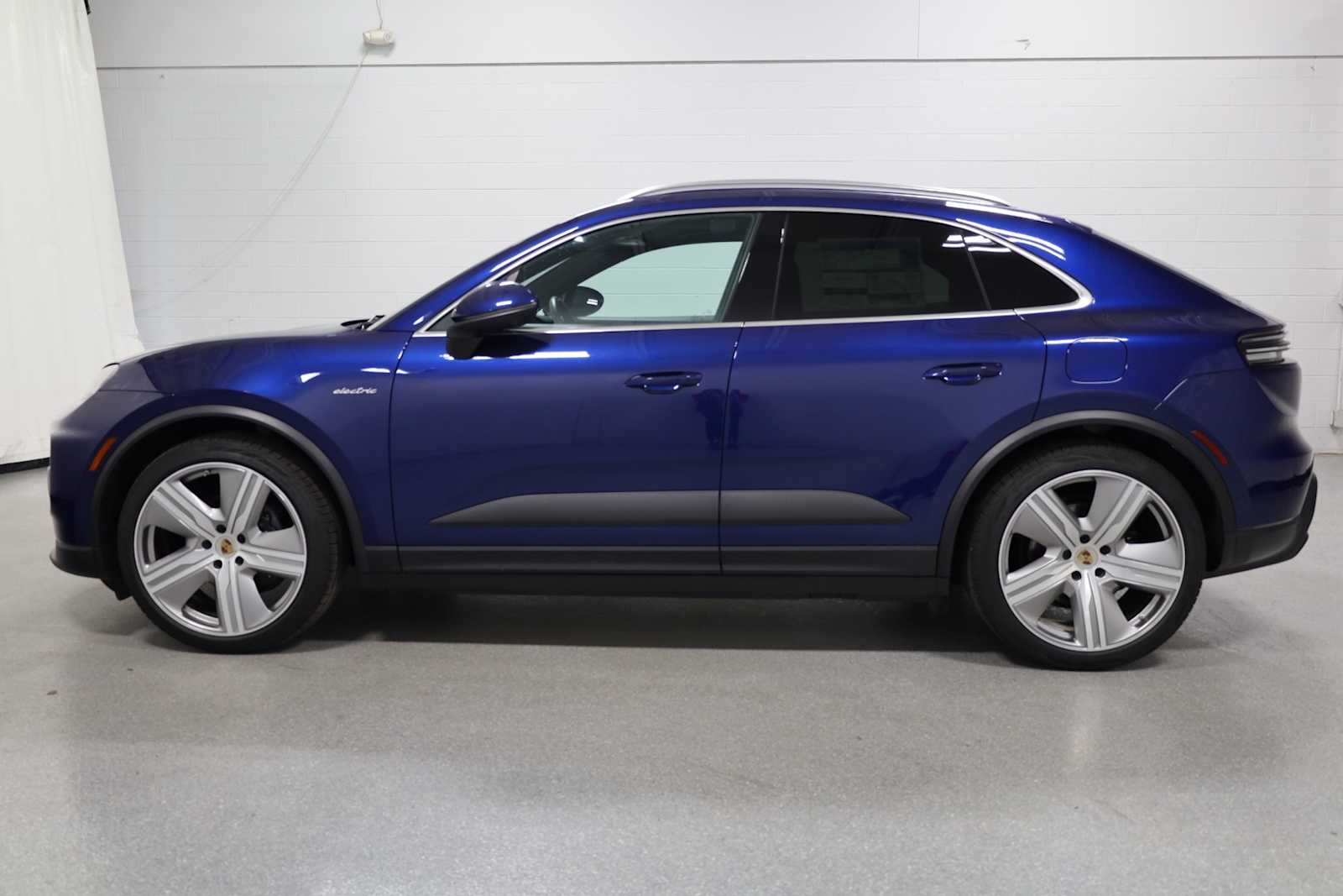 Thumbnail: 2024 Porsche Macan - 2