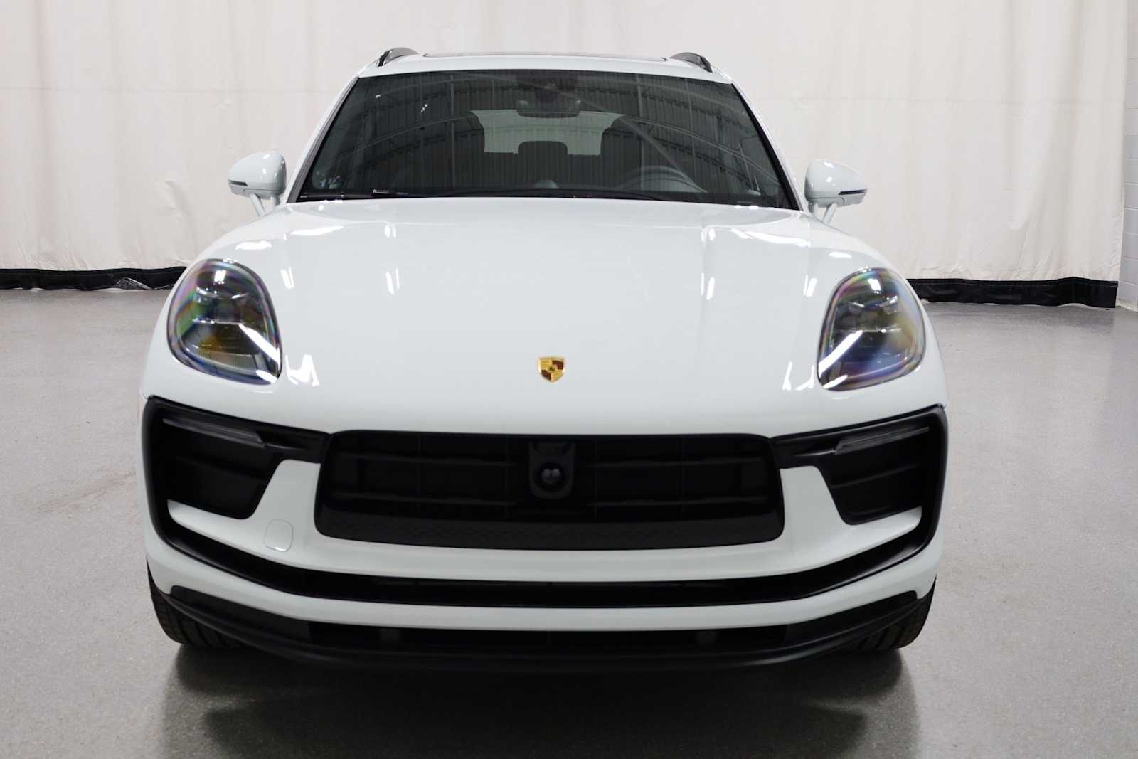 Thumbnail: 2026 Porsche Macan - 14