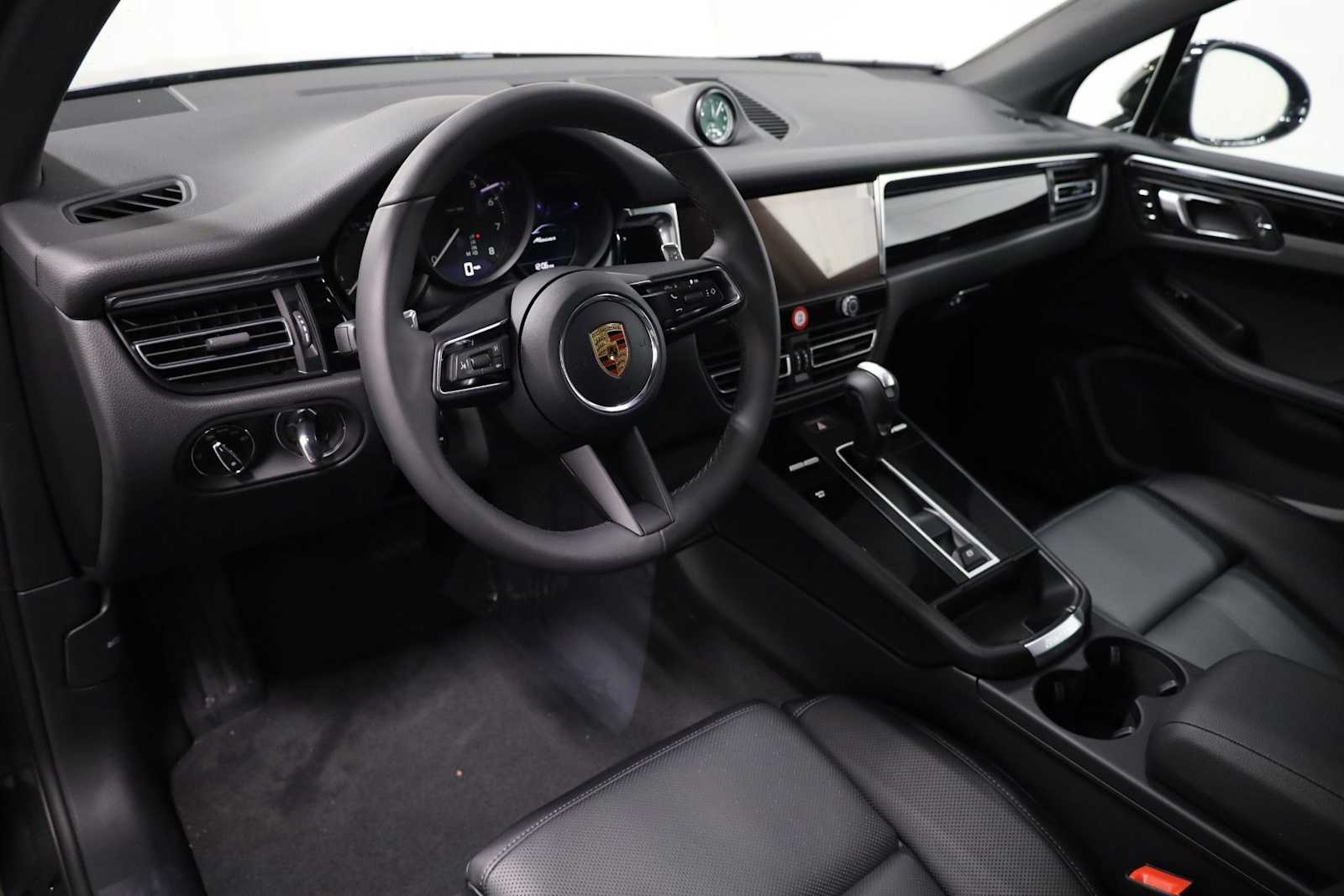 Thumbnail: 2026 Porsche Macan - 4