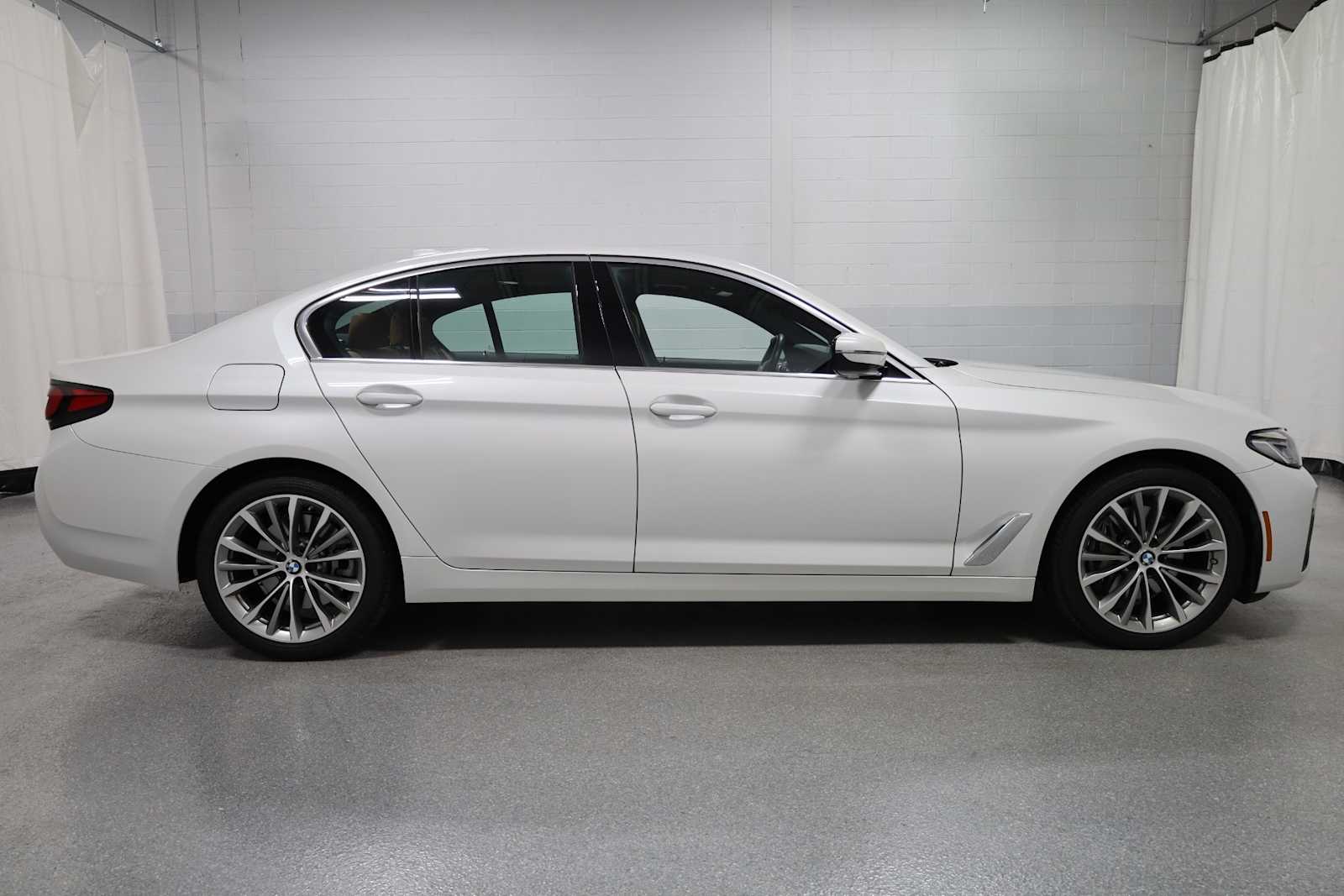 Thumbnail: 2022 BMW 5 Series - 10