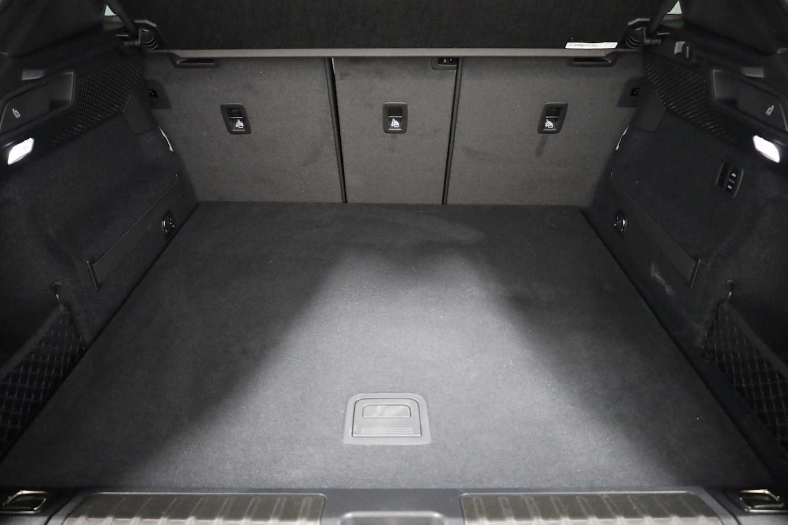 Thumbnail: 2025 Porsche Macan - 42