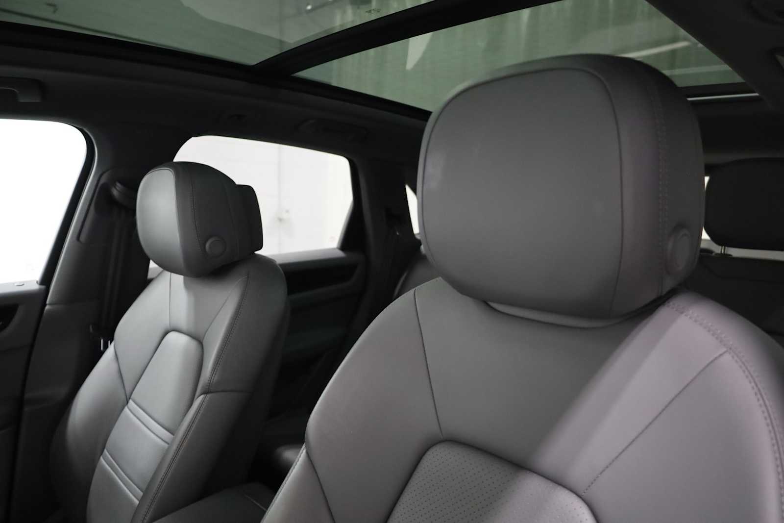 Thumbnail: 2022 Porsche Cayenne - 19