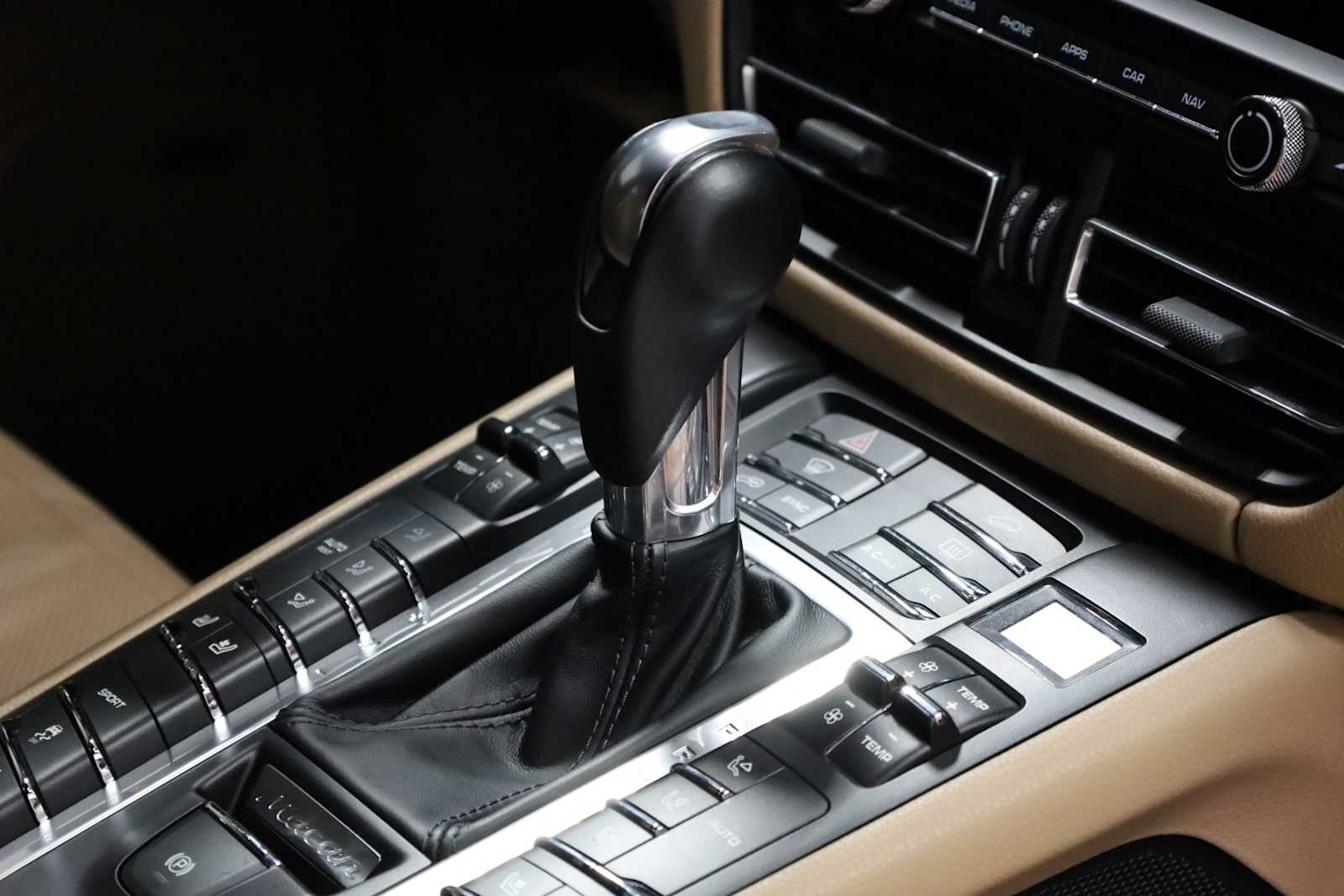 Thumbnail: 2020 Porsche Macan - 20
