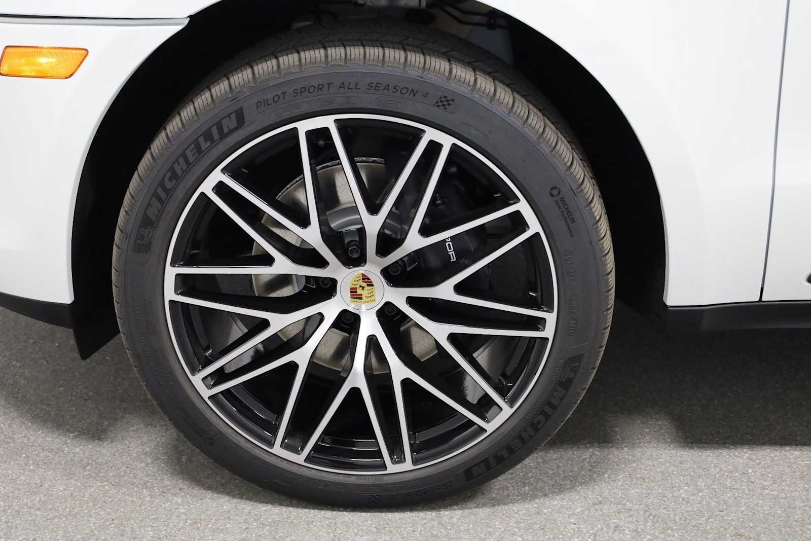 Thumbnail: 2026 Porsche Macan - 40