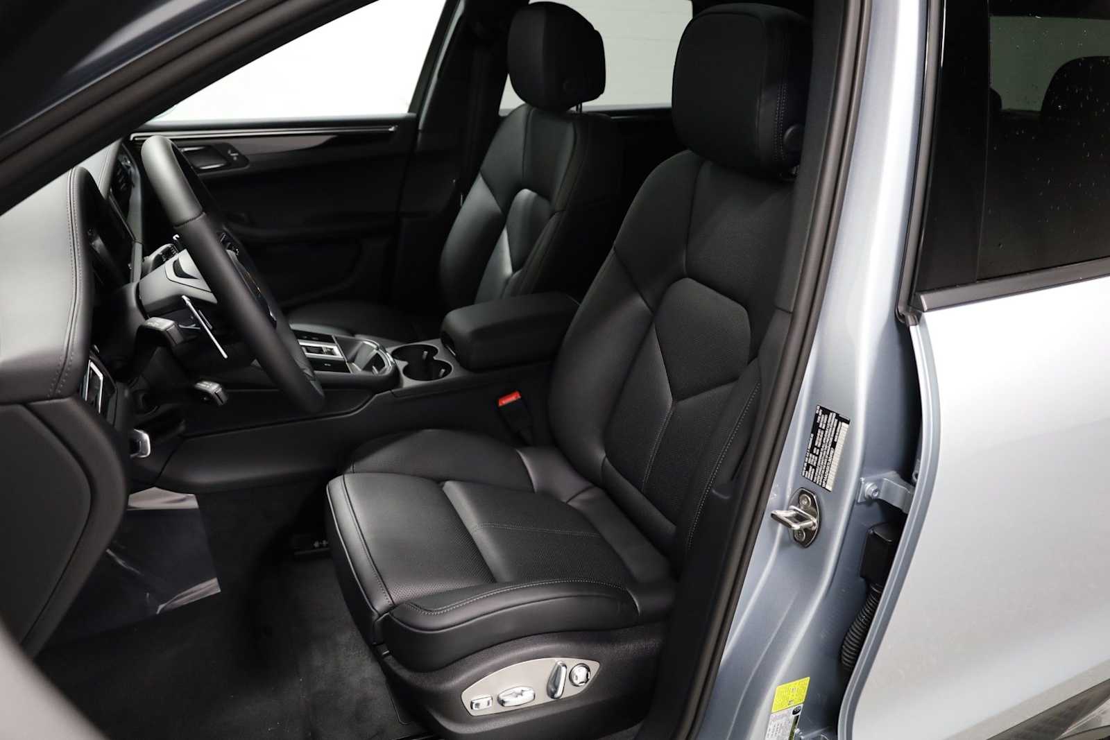 Thumbnail: 2026 Porsche Macan - 5