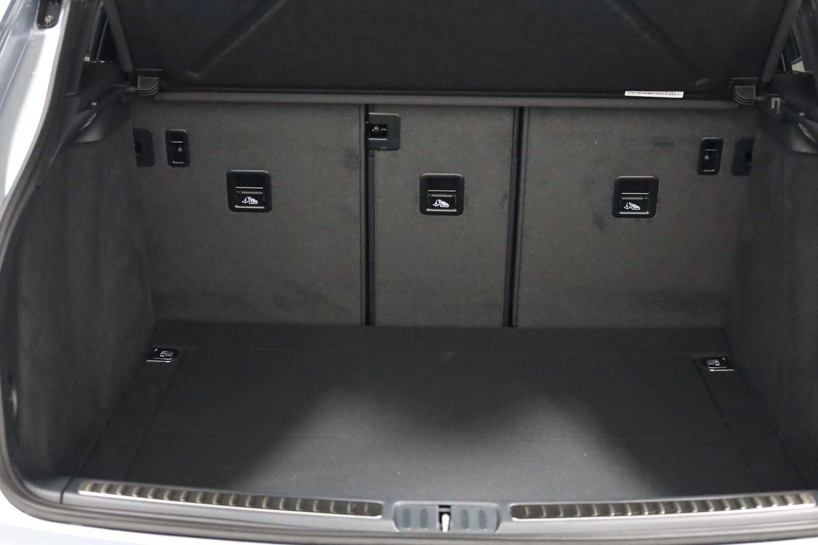 Thumbnail: 2026 Porsche Macan - 41