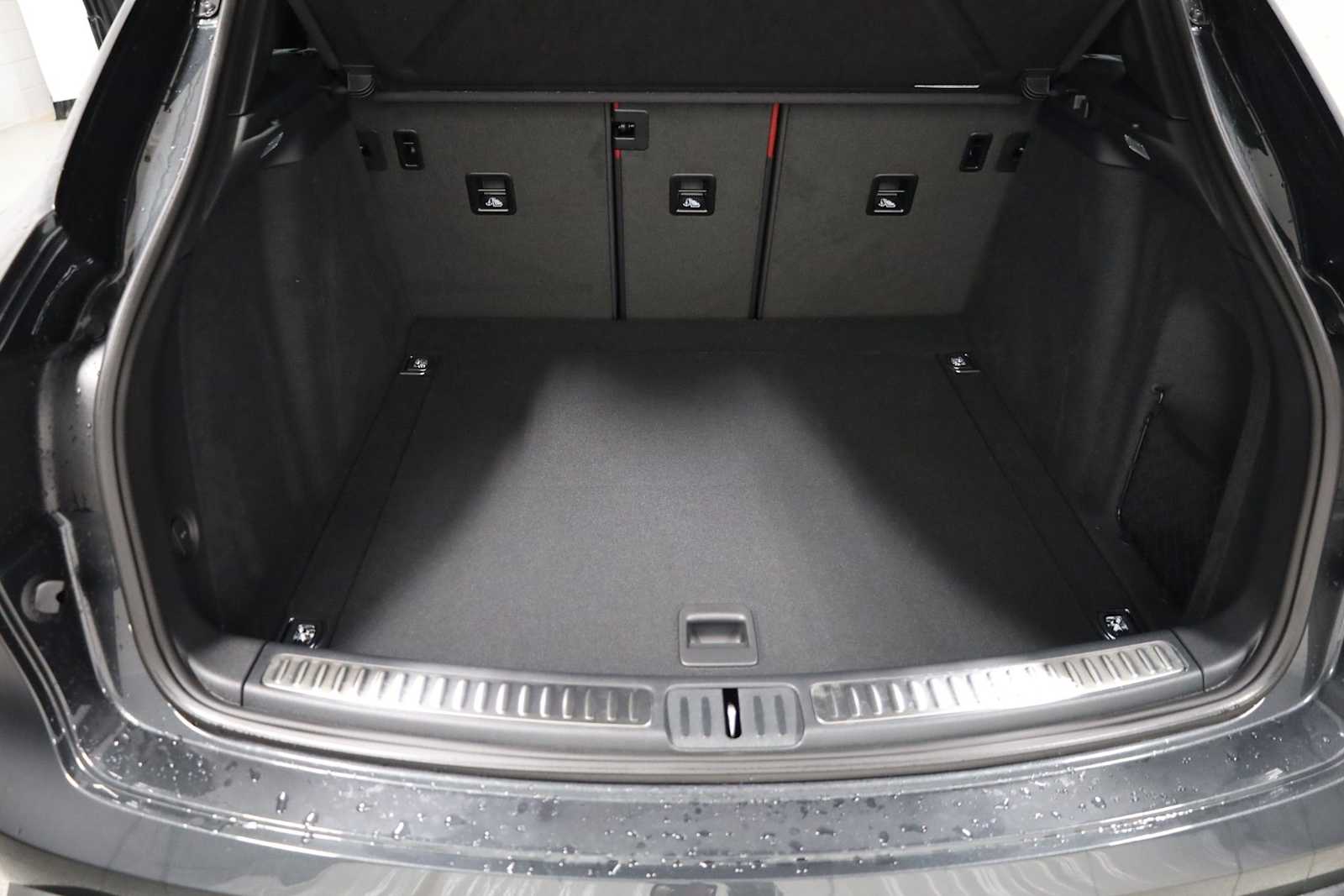 Thumbnail: 2026 Porsche Macan - 40