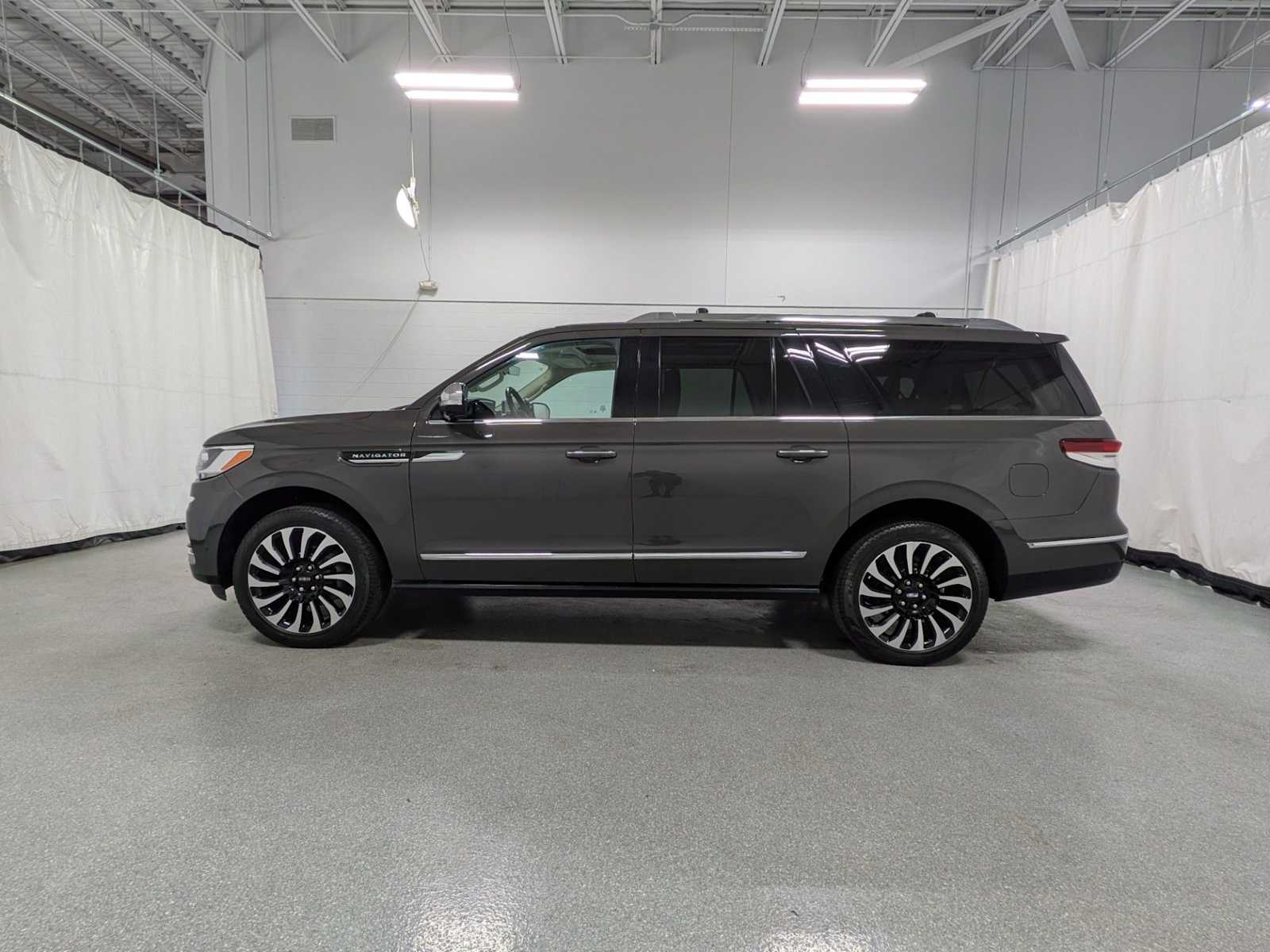 Thumbnail: 2023 Lincoln Navigator L - 2