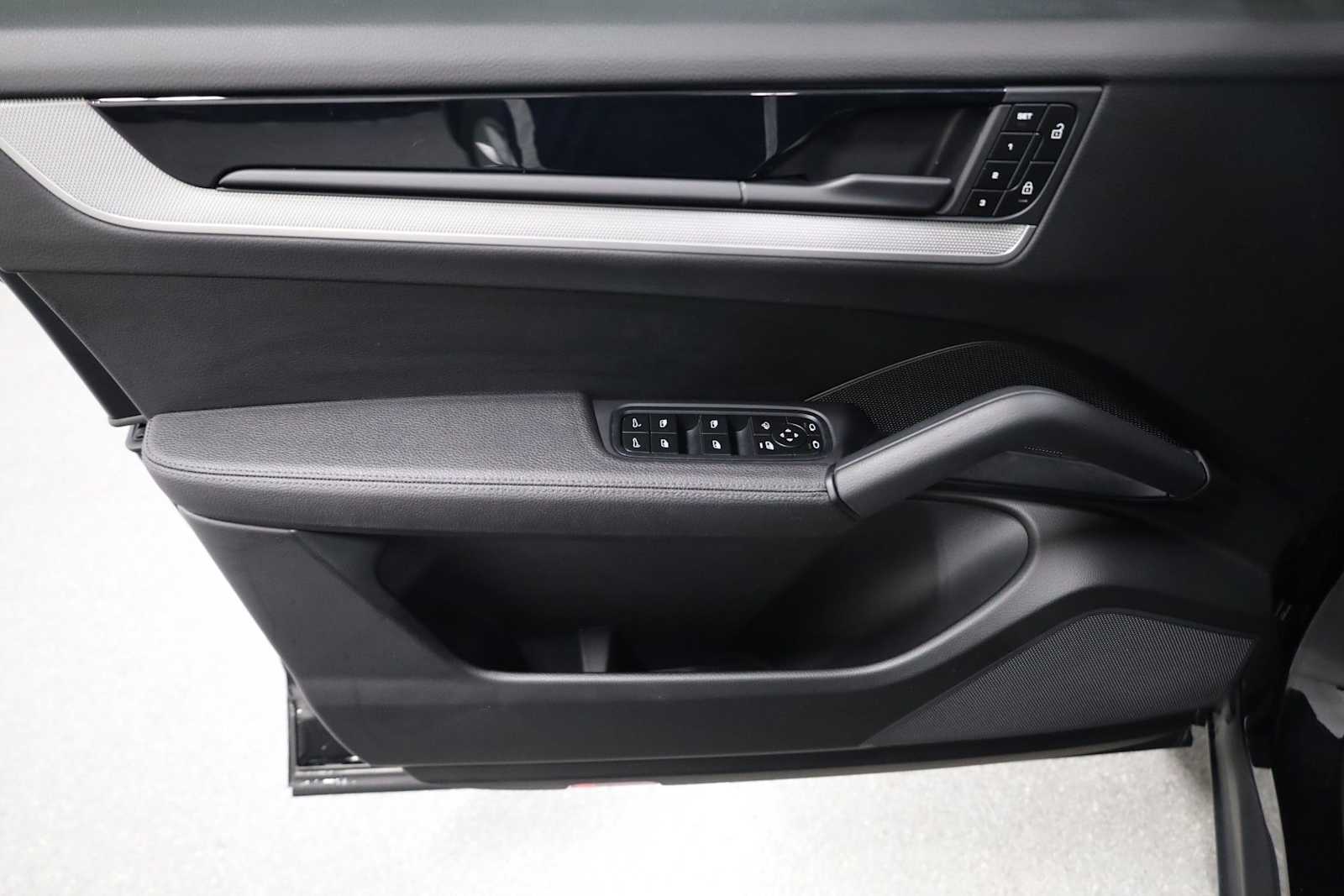 Thumbnail: 2024 Porsche Cayenne - 16