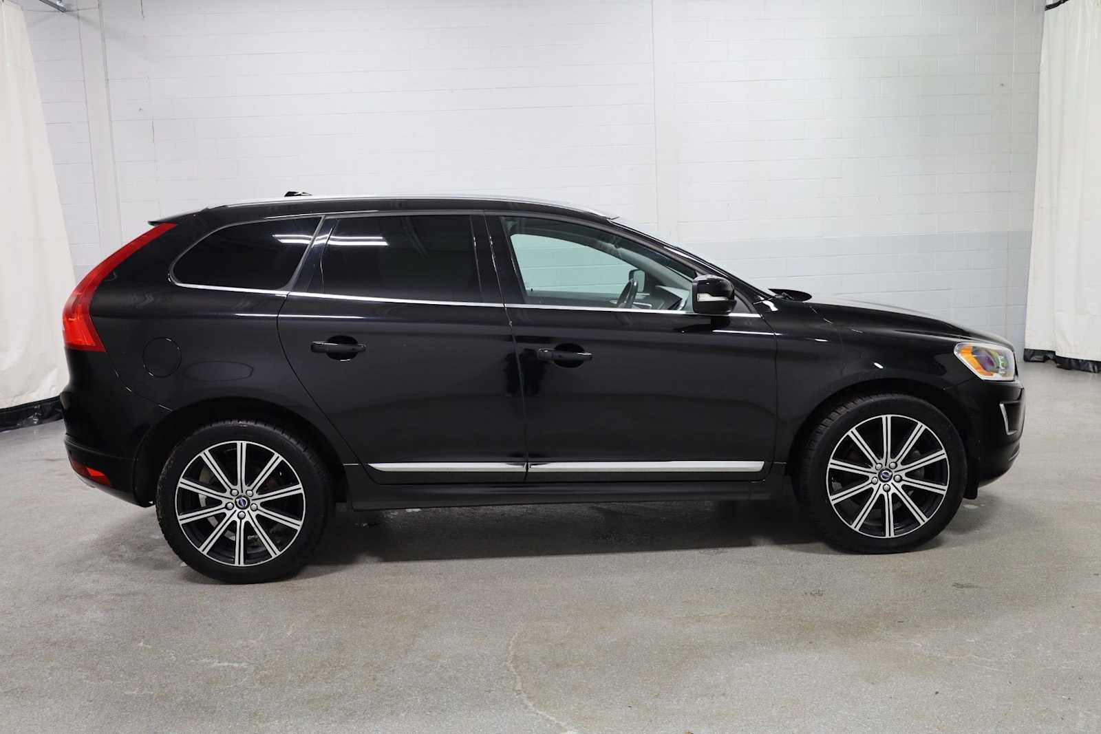 Thumbnail: 2016 Volvo XC60 - 10