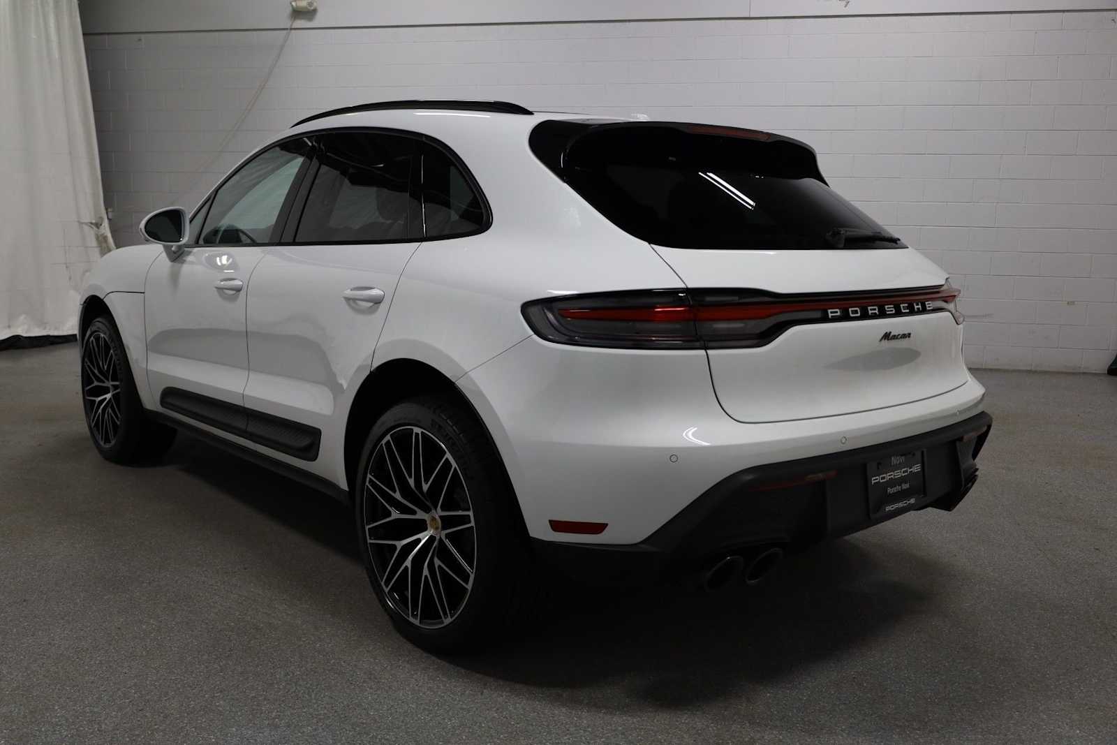Thumbnail: 2026 Porsche Macan - 3