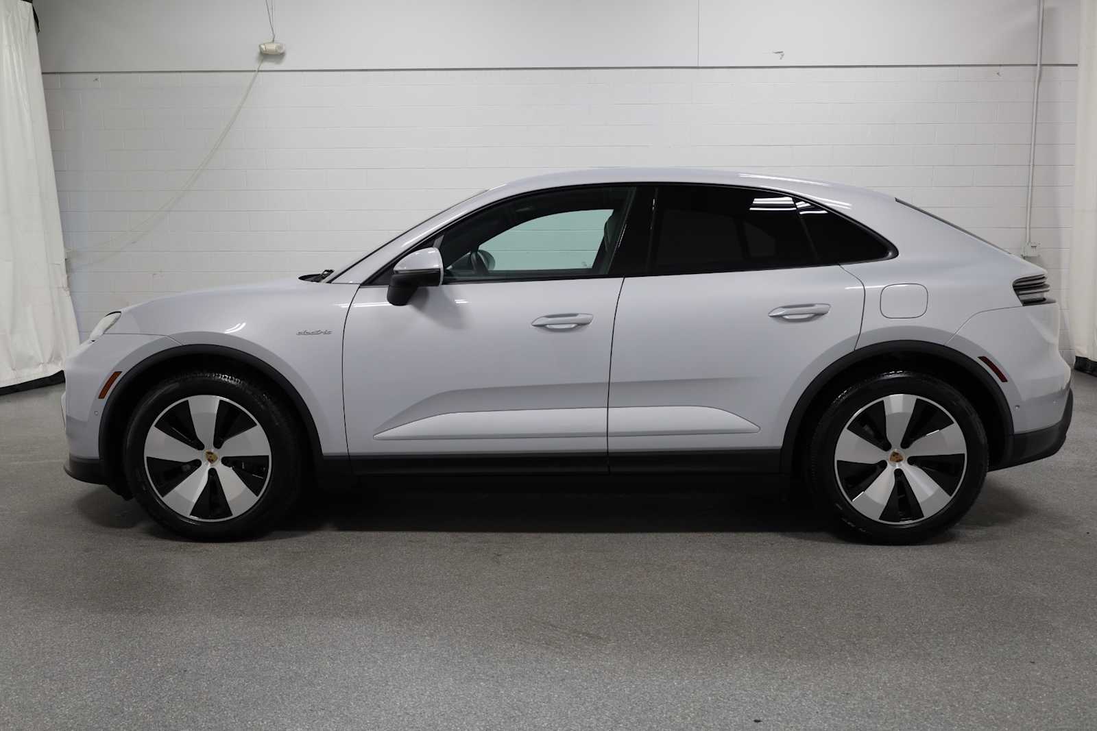 Thumbnail: 2025 Porsche Macan - 2