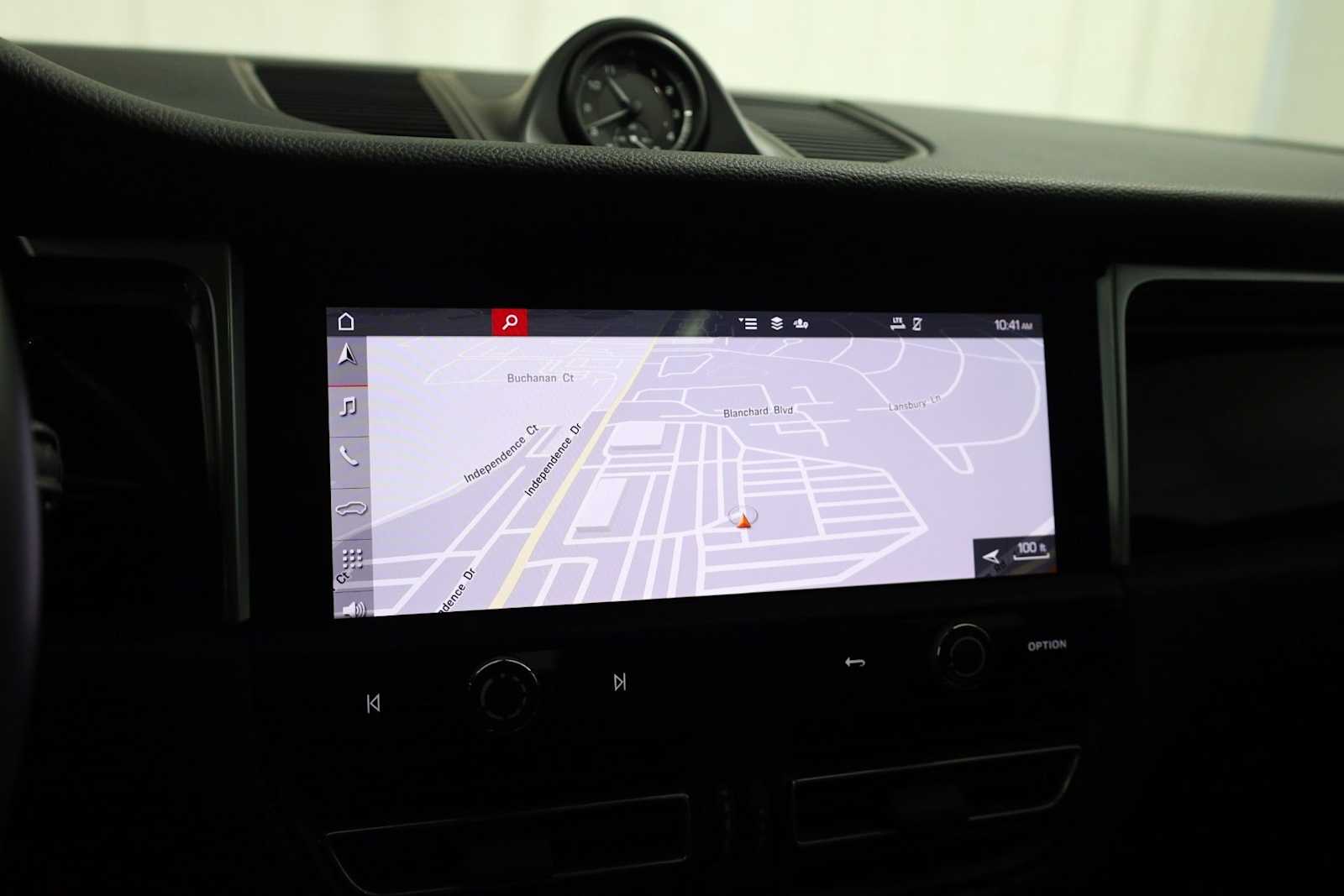 Thumbnail: 2023 Porsche Macan - 33