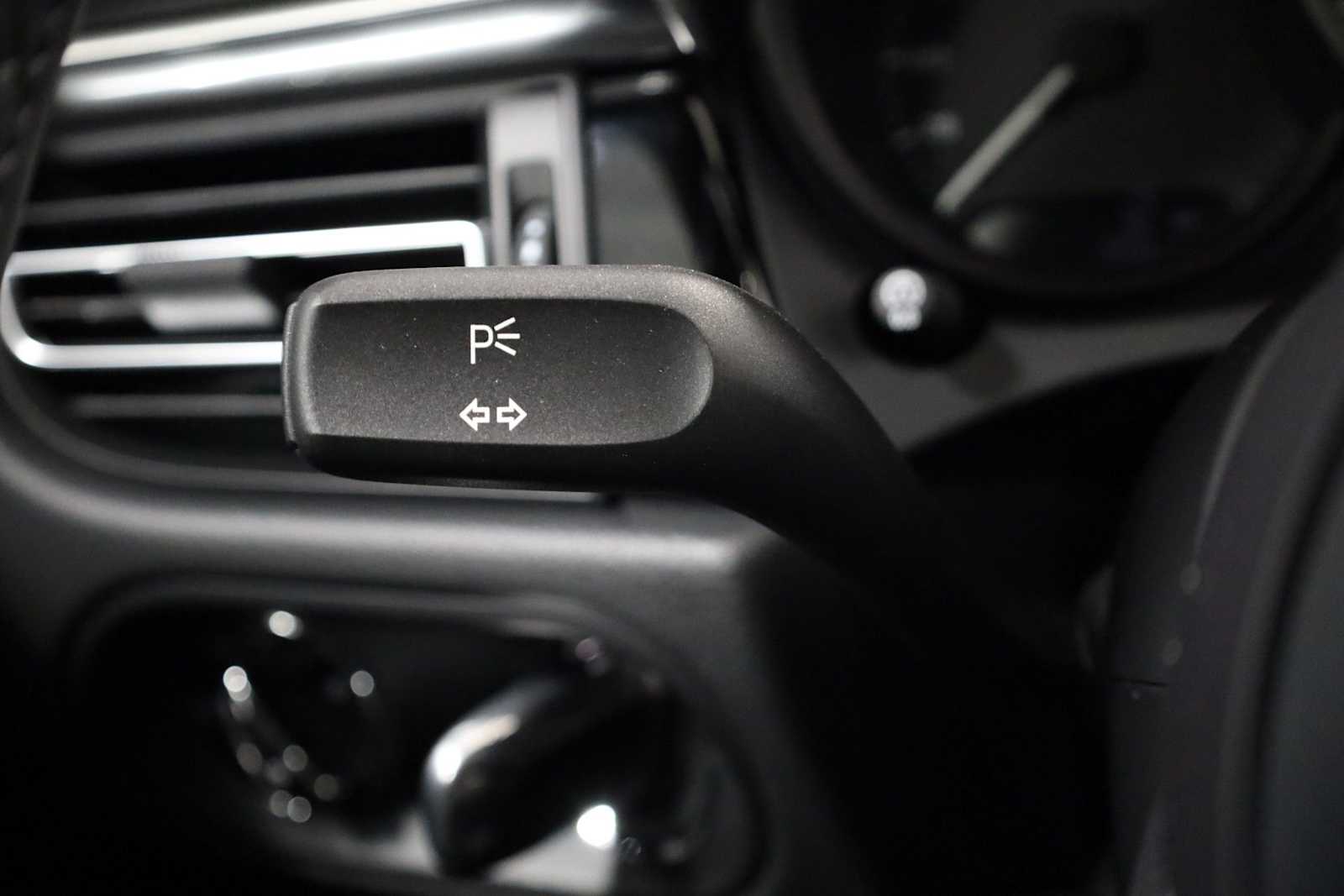 Thumbnail: 2026 Porsche Macan - 31