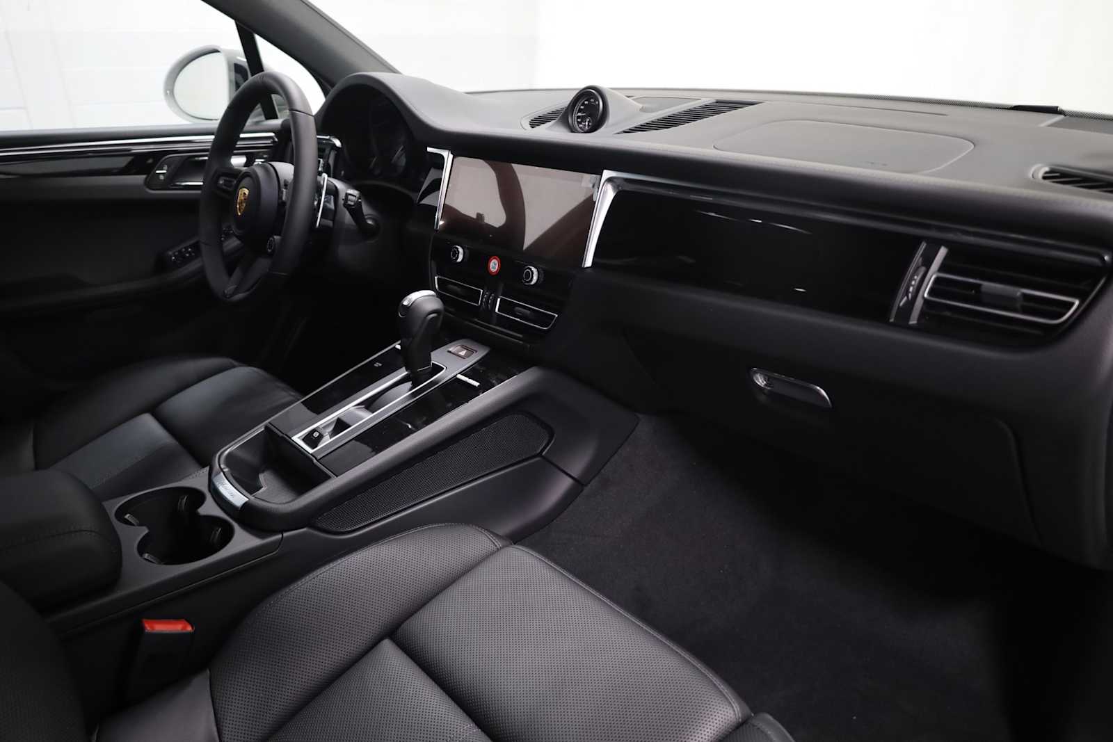 Thumbnail: 2025 Porsche Macan - 6